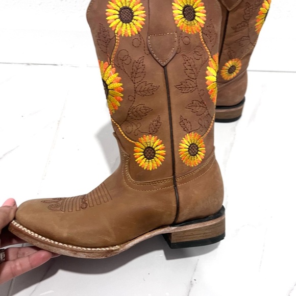 Brown Cowboy Boots with Sunflower Embroidery 5.5 - Picture 5 of 11